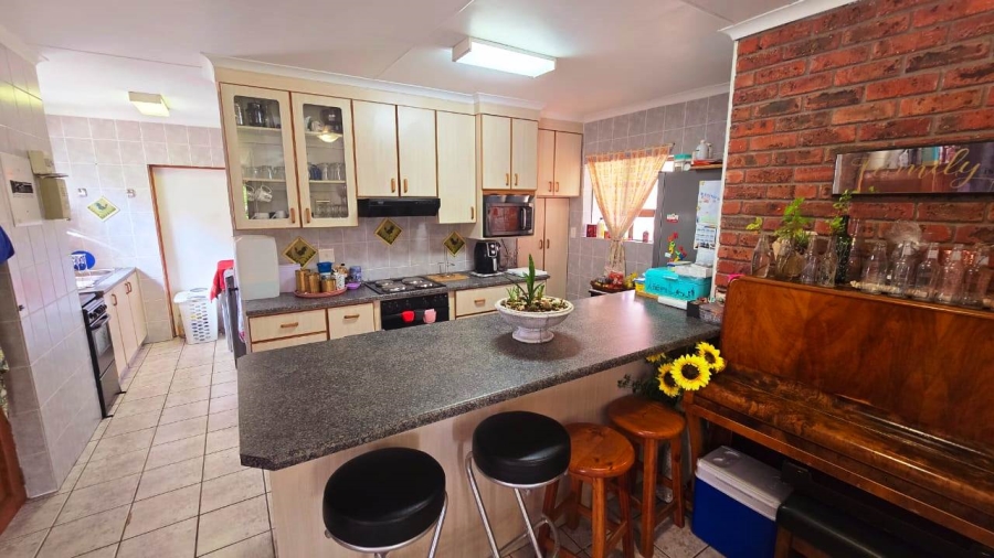 5 Bedroom Property for Sale in Fraaiuitsig Western Cape